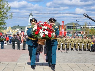 Жители Ногинска возложили цветы к вечному на площади Победы