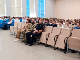 Росгвардейцы поделились историями службы со школьниками Балашихи на уроке мужества