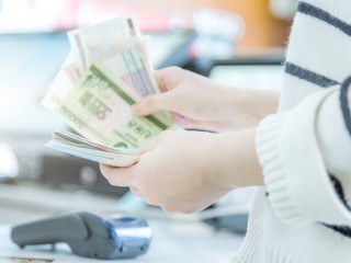 Экономист призвал не покупать валюту для путешествий за границей