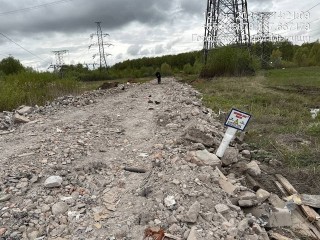 Полицейские выясняют, кто замусорил территорию у ЛЭП на Осташковском шоссе