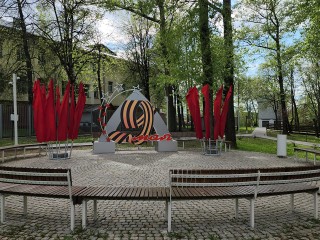 В Центральном парке Истры установили украшения ко Дню Победы
