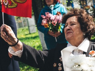 История в лицах: у дома ветерана Алиды Гарибовой установили памятную табличку