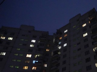 Яблоки c балкона кидают в прохожих жители Комсомольского бульвара