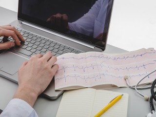 Почему сердце может «замирать» или биться слишком быстро