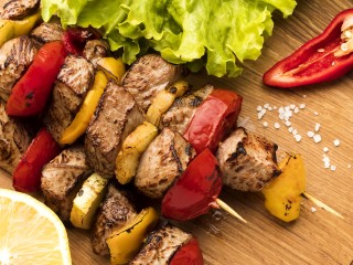 Шашлык без риска: как выбрать идеальное мясо и приготовить его правильно