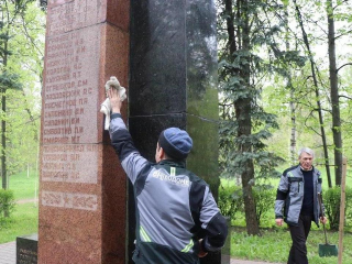 Жители Мытищ отмыли памятники заводчанам-героям Великой Отечественной войны