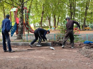 Бордюры, проезды и тротуары обновляют во дворе на Проспекте 60 лет Октября