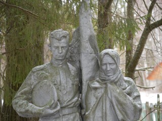 Старшеклассники Лотошина привели в порядок братские захоронения в Дорах и Грибанове