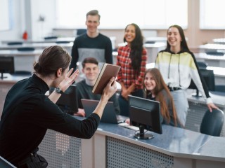 Средняя зарплата преподавателей вузов выросла до ₽136,5 тыс.