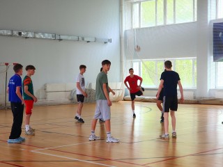 В товарищеском матче по волейболу сошлись школьники из Кимр и студенты из Дубны