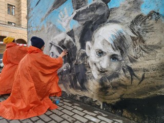 Патриотическое граффити ко Дню Победы украсило стену в Химках