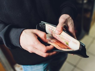 Житель Краснознаменска отдал неизвестному три миллиона рублей возле КПП