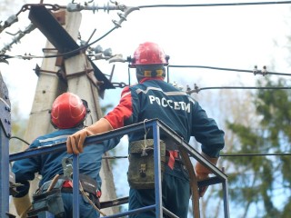 Энергетики спешили в обесточенное Муханово на гусеничных тракторах