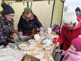 В Спас-Вилках накормили фронтовой кашей и согрели песнями