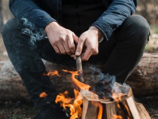 Жителям Подмосковья напомнили об опасности некачественных жидкостей для розжига