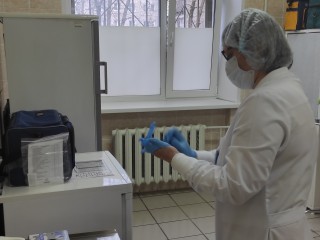 Молодым мужчинам напомнят о рисках при вакцинации COVID