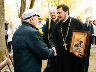 Ветерана с Днем Победы поздравили представители Пушкинского благочиния