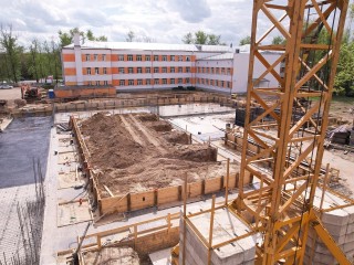 К устройству инженерных сетей приступили на стройке нового корпуса лицея в Бронницах