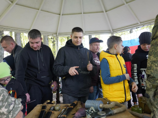 Жители Павловского Посада научились разбирать и собирать автомат
