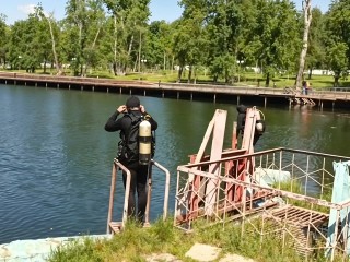 Водолазы подняли со дна водоемов округа крючки, бутылки и магазинные тележки