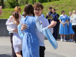 Волонтеры Воскресенска станцевали вальс Победы