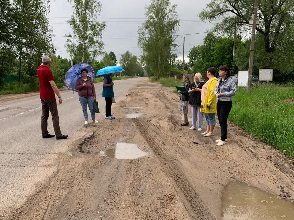 Обочину дороги в деревне Мокрое отсыпят и укрепят до конца июня