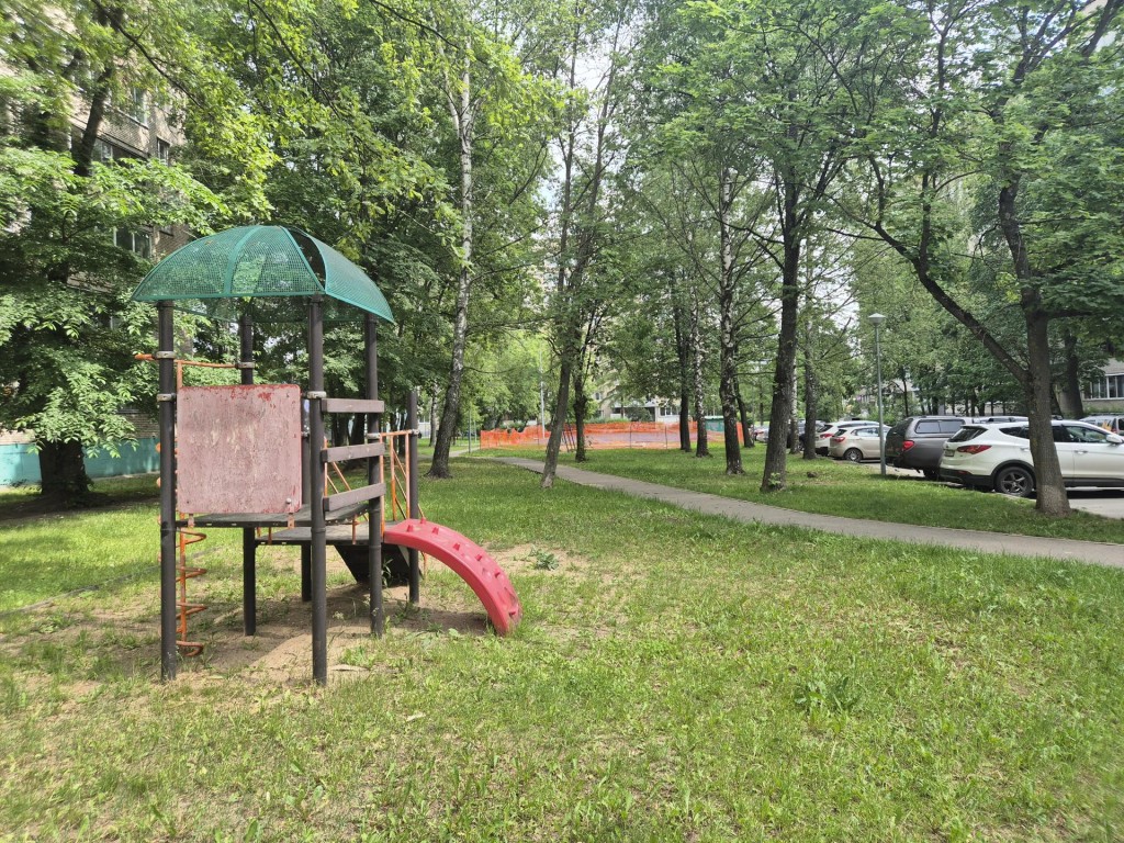 Яркий развивающий городок для детей строят в одном из дворов Дубны