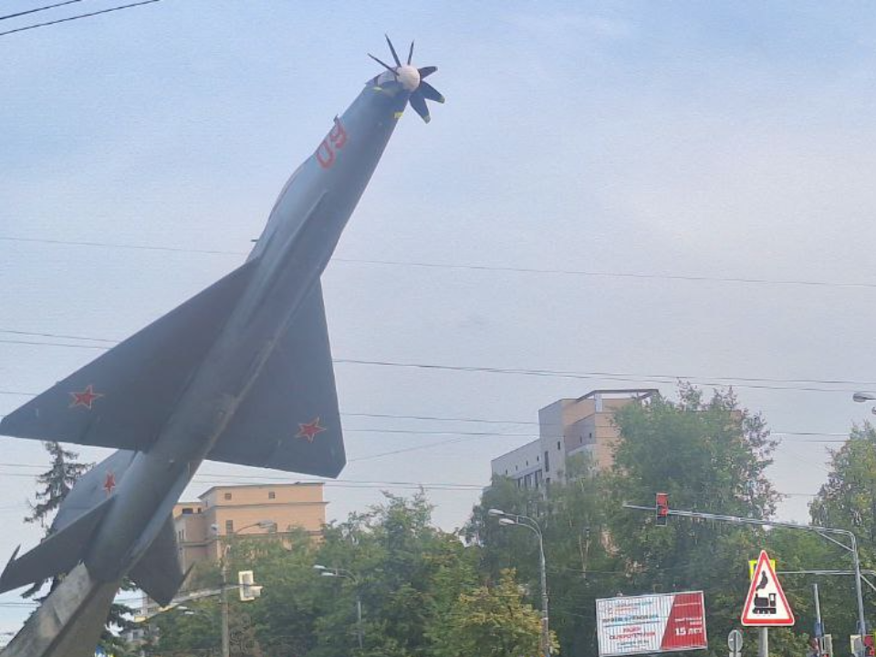Памятник в шапке и самолет с пропеллером: студенты МФТИ отметили сдачу госэкзаменов