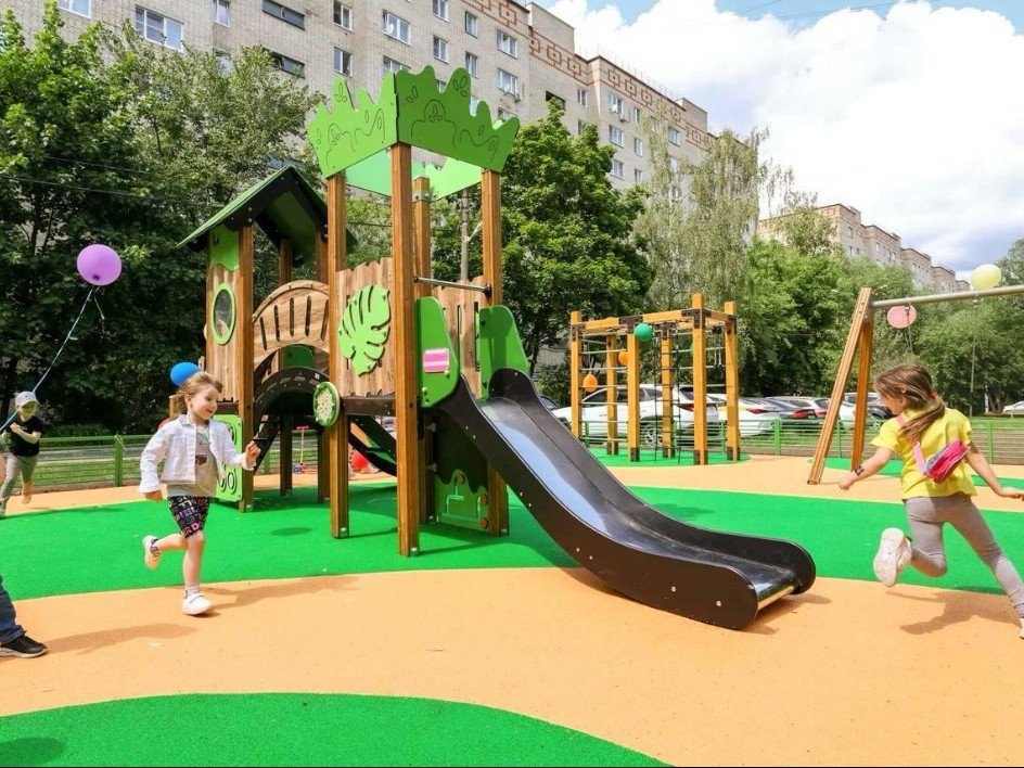 В Подмосковье началось строительство детских площадок