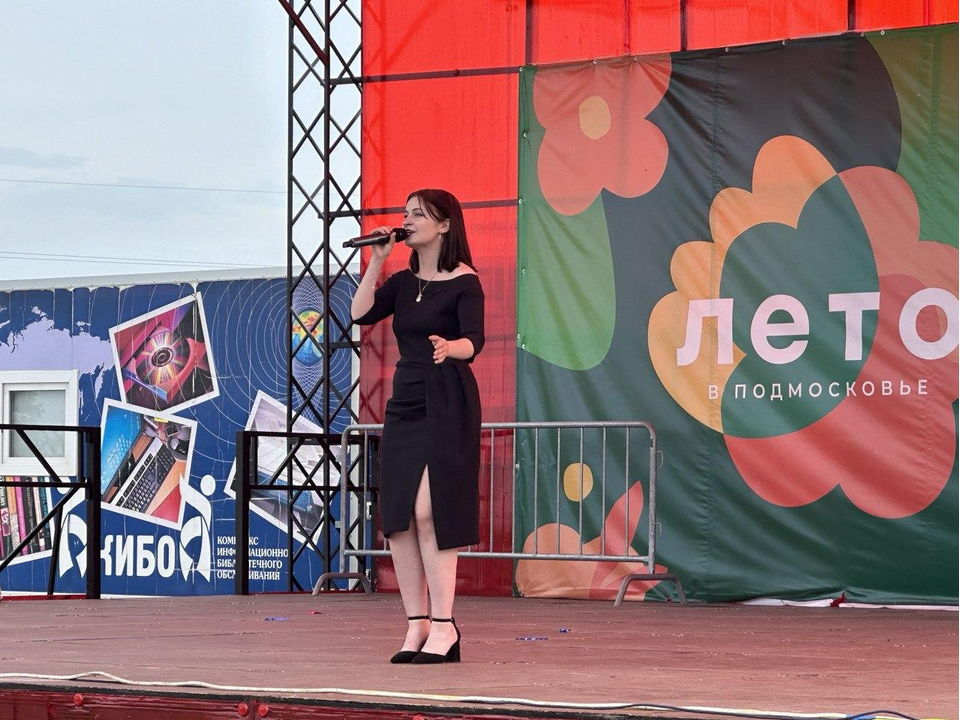Спеть гимн и увидеть магию дерева: как отметить День России в Серебряных Прудах