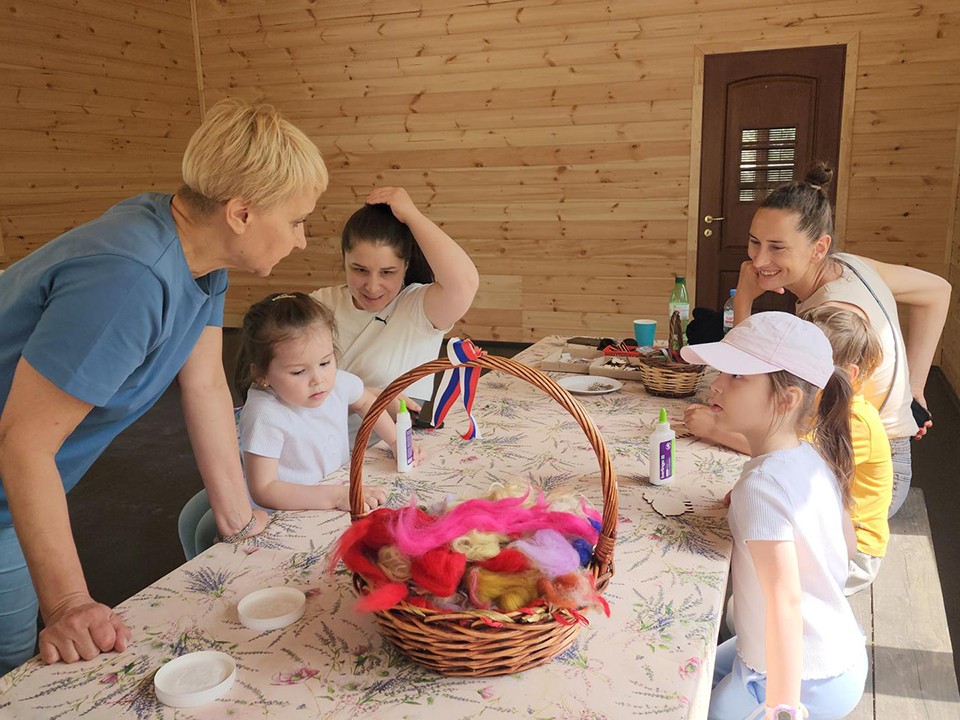 Значки и поделки в виде триколора создали дети в Пушкино в День России
