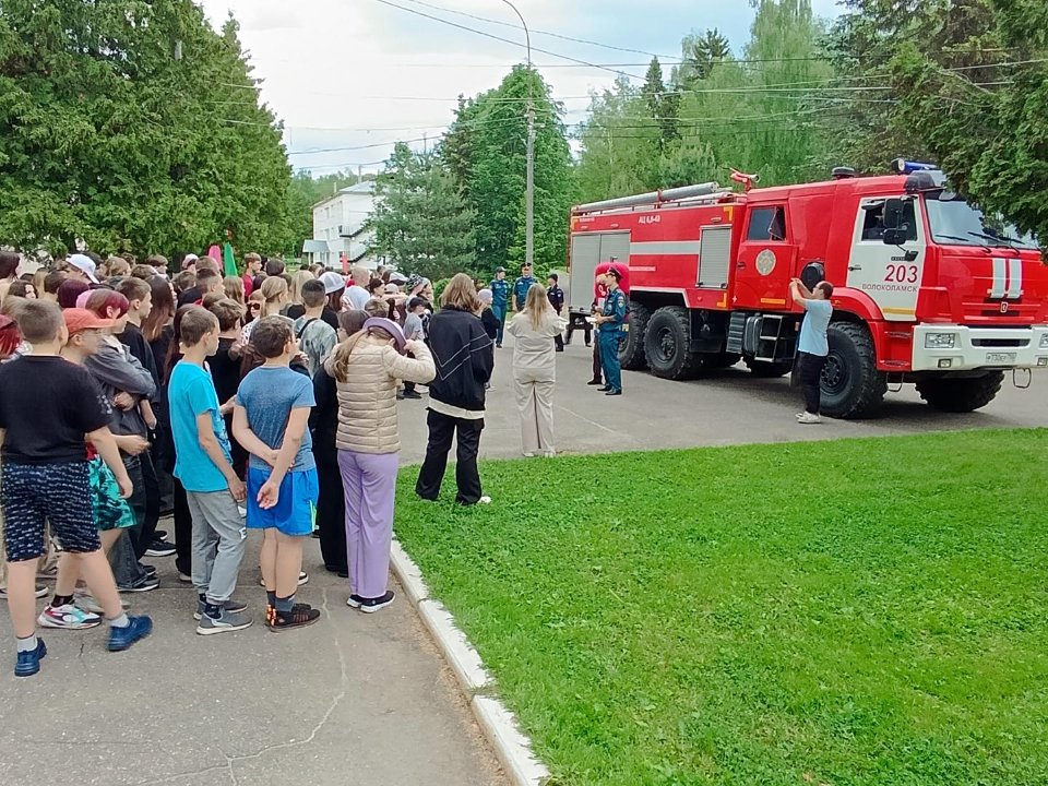 Волоколамские спасатели провели День пожарной безопасности для детей в лагере