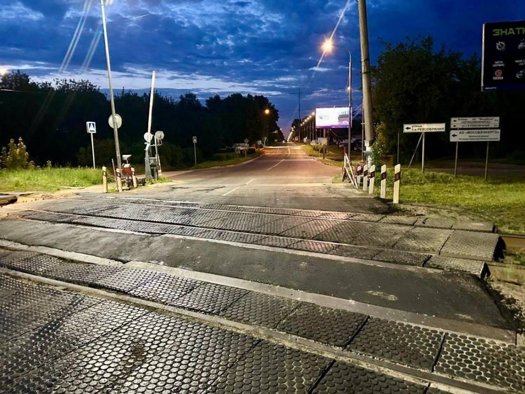 В Богородском округе отремонтировали ж/д переезды и заменили стекла на остановках