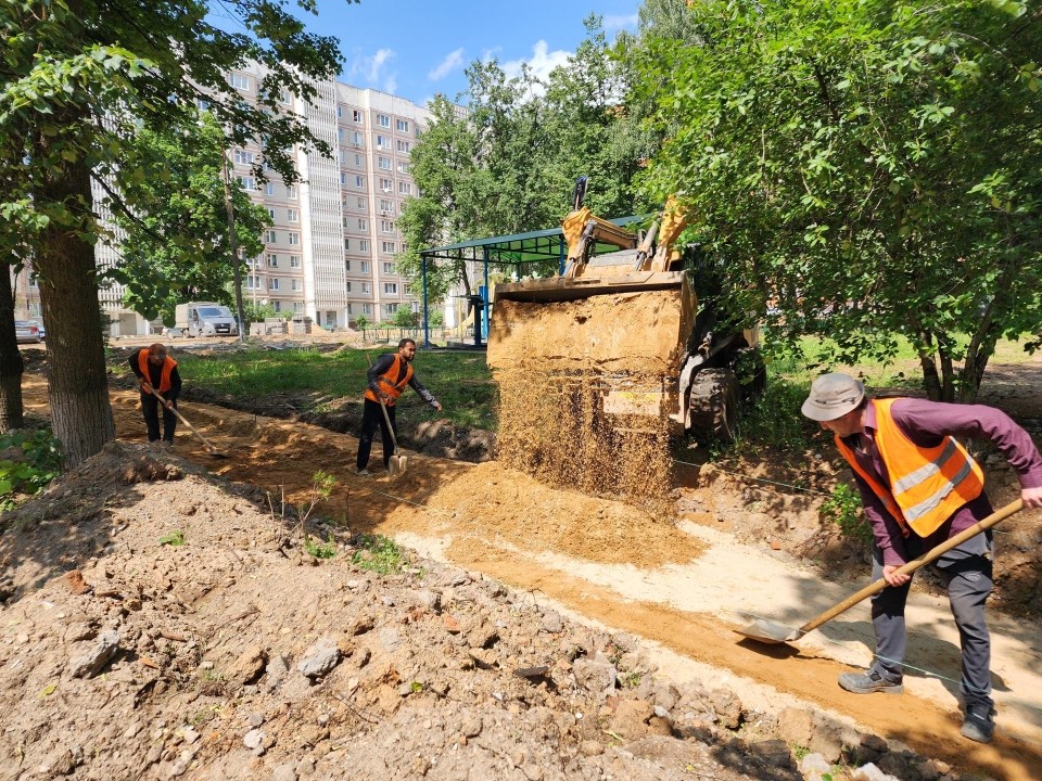Больше парковочных мест и удобнее проезд делают во дворе на улице Дружбы
