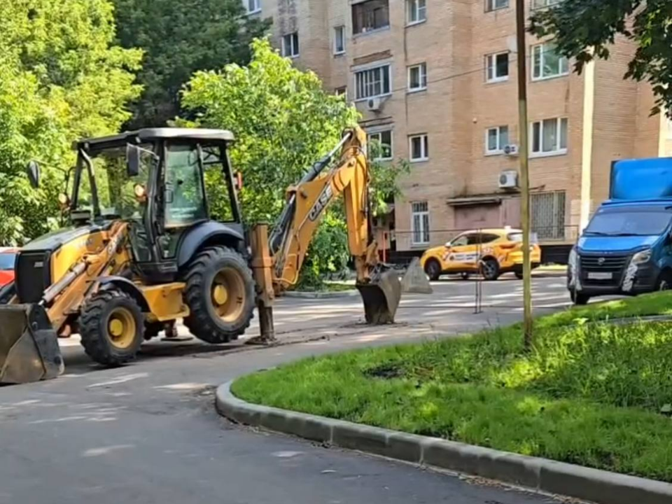Асфальт на Зеленой улице в Химках восстановят после ремонта электрического кабеля