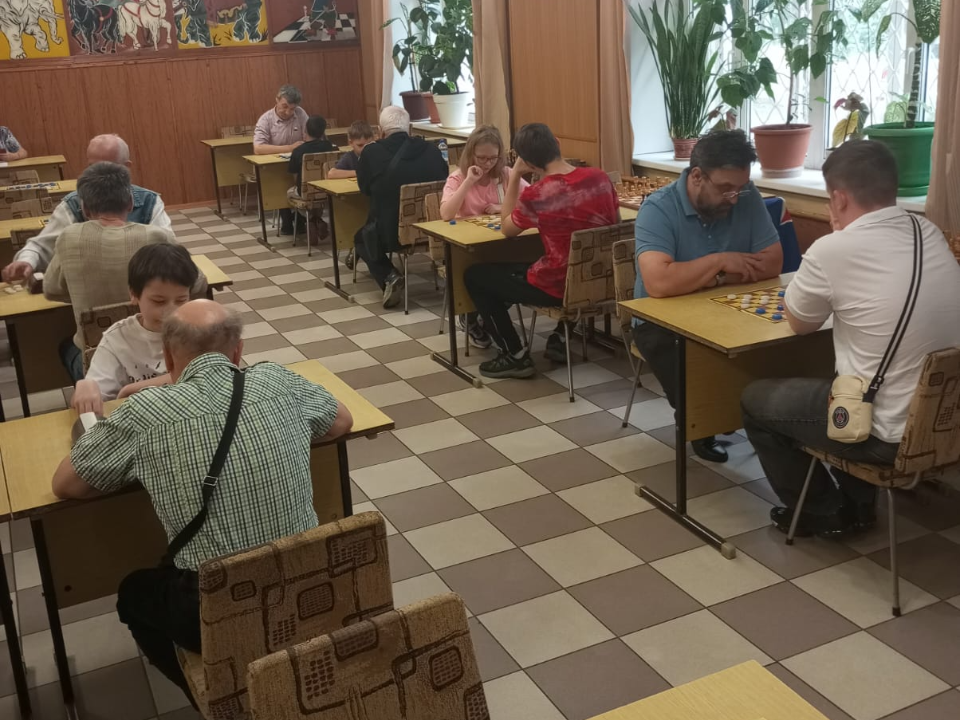 Электростальские шашисты выяснили, кто из них лучше играет
