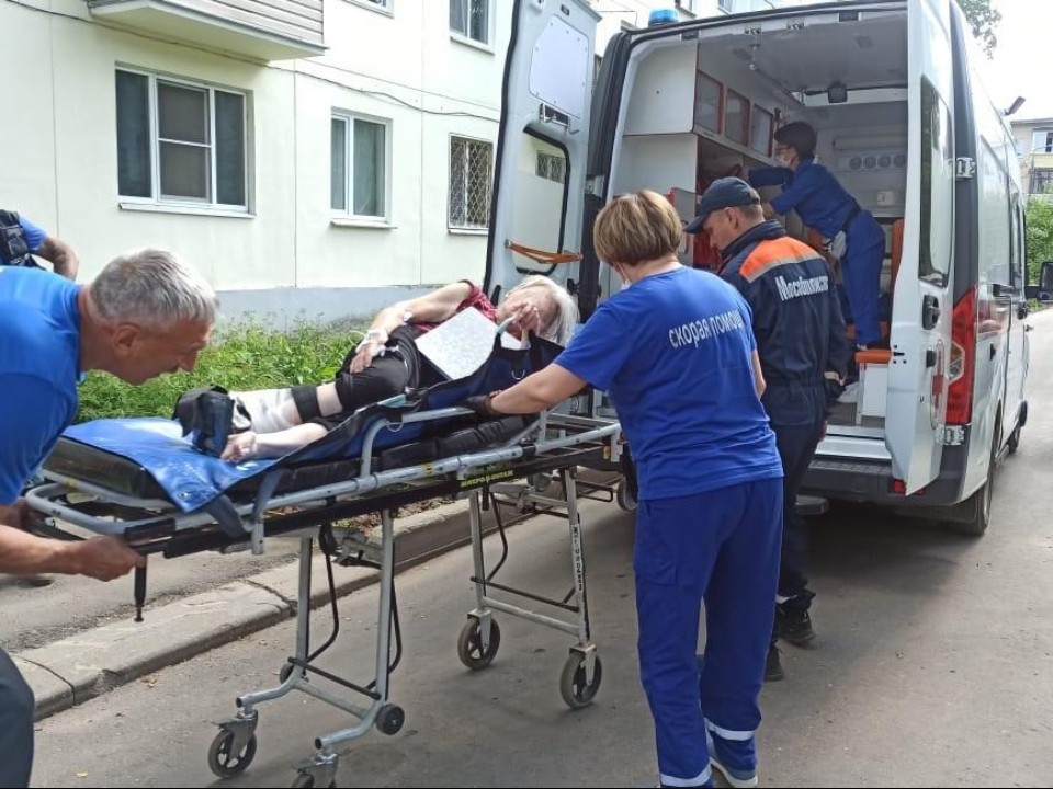 В Пересвете спасатели вскрыли квартиру и помогли пенсионерке с переломом