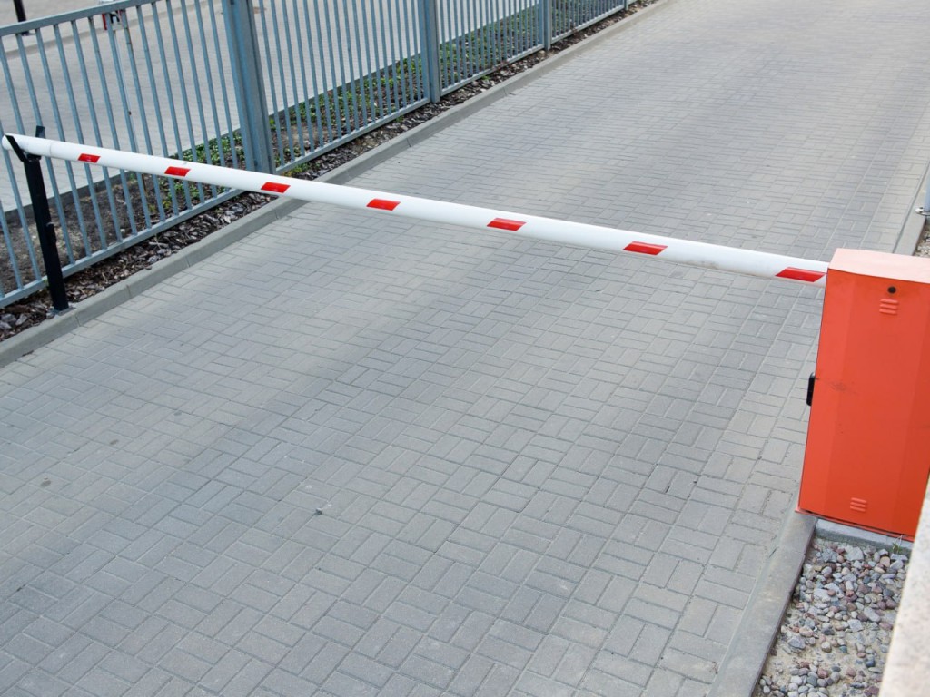 Двор в центре Клина отгородили шлагбаумом