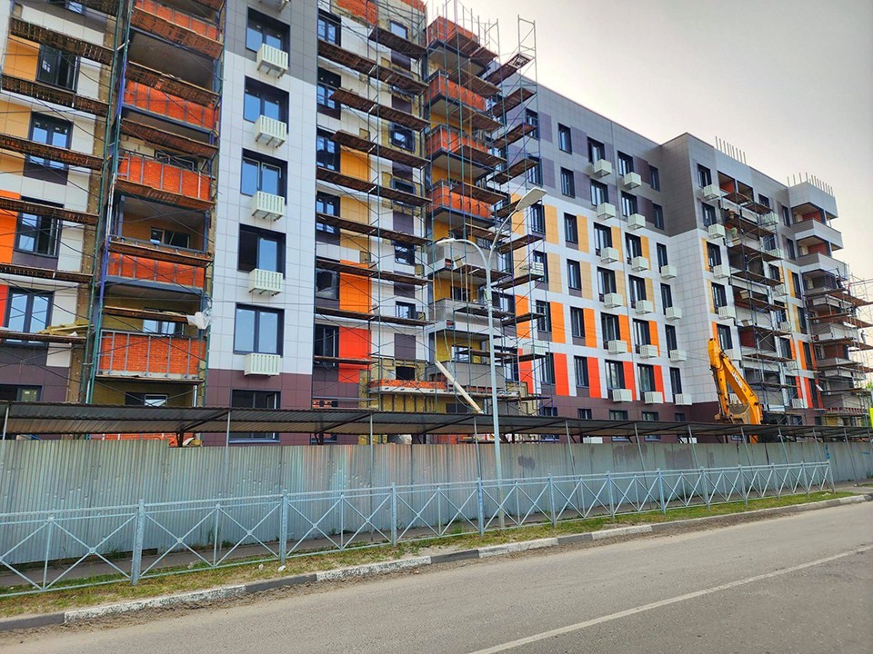 В новом доме на улице Школьной завершили фасадные работы