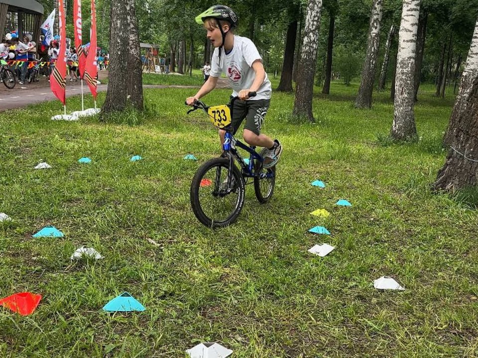 Юный чемпион продемонстрировал в Пушкино элементы фигурного вождения велосипеда