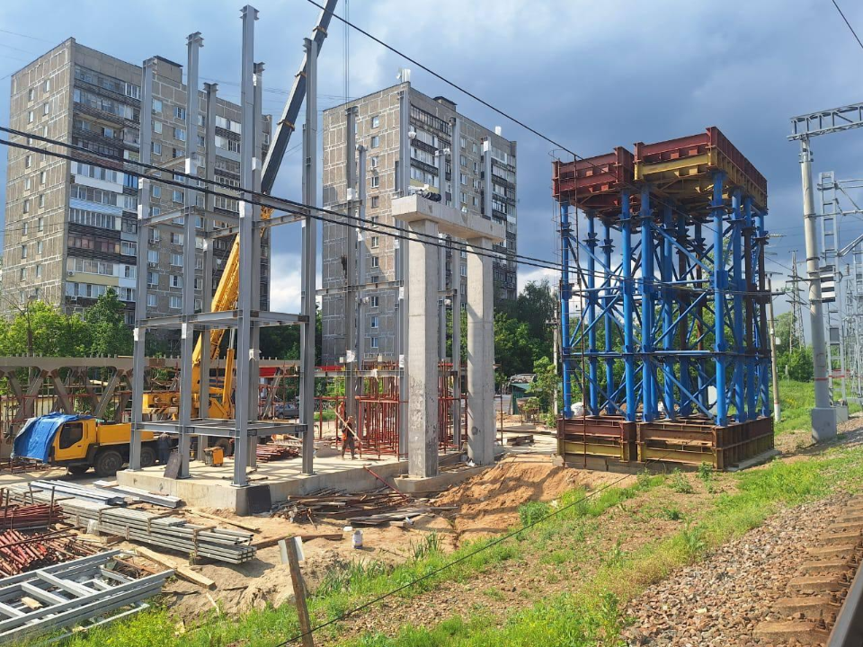 В Лобне начали сборку металлоконструкций пешеходного перехода у ул. Кольцевой
