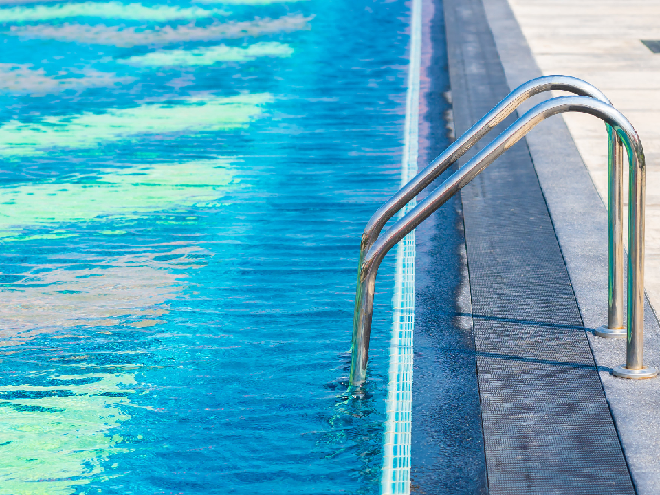 Жителям Дмитрова объяснили, почему в бассейне «Кашалот» заняты все дорожки