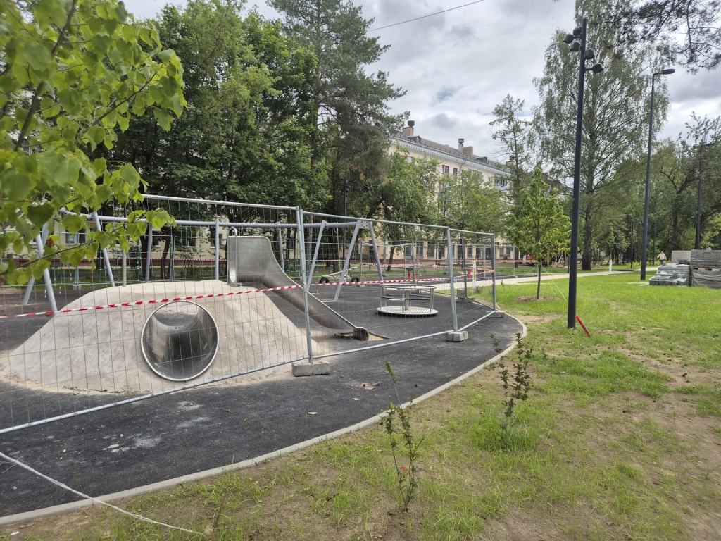 Новые лавочки, качели и детский городок: как меняется Центральная улица в Дубне