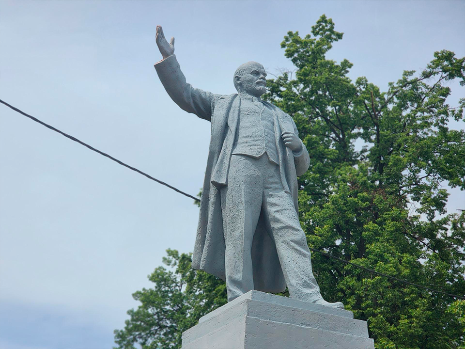 В сквере у корпорации «Энергия» в Королеве покрасили памятник Ленину