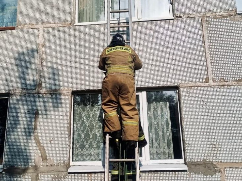 Спасатели в Серебряных Прудах помогли жильцам попасть квартиру