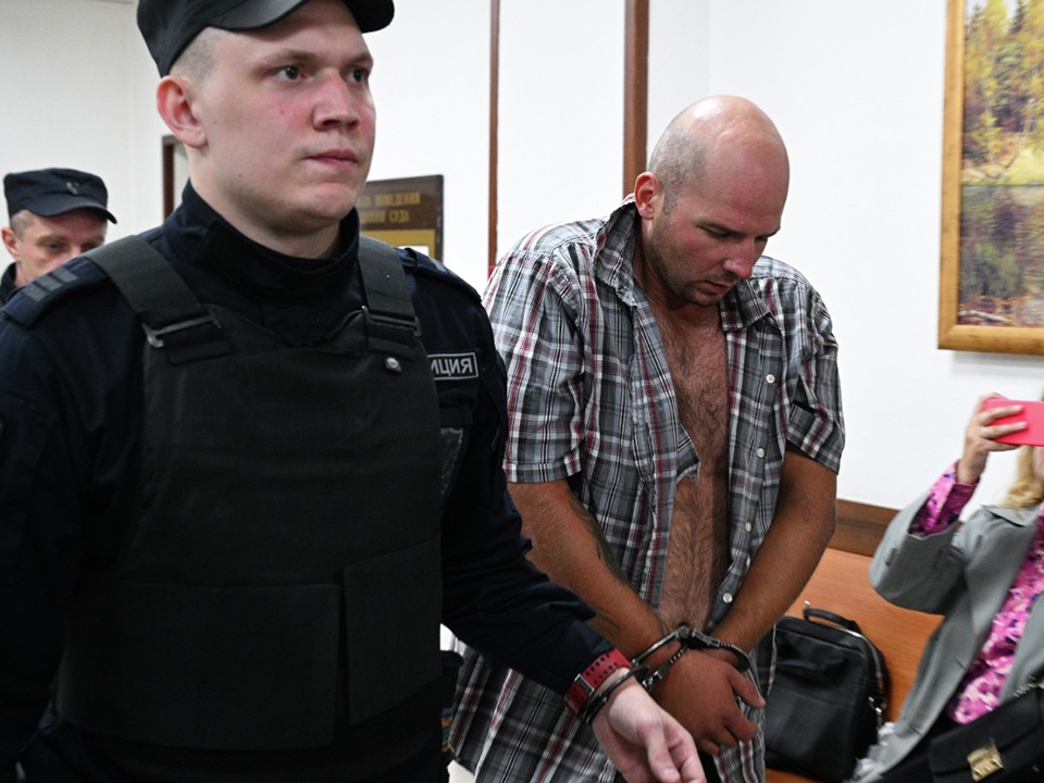 Неадеквата, набросившегося на ребенка в Шереметьево, доставили в суд