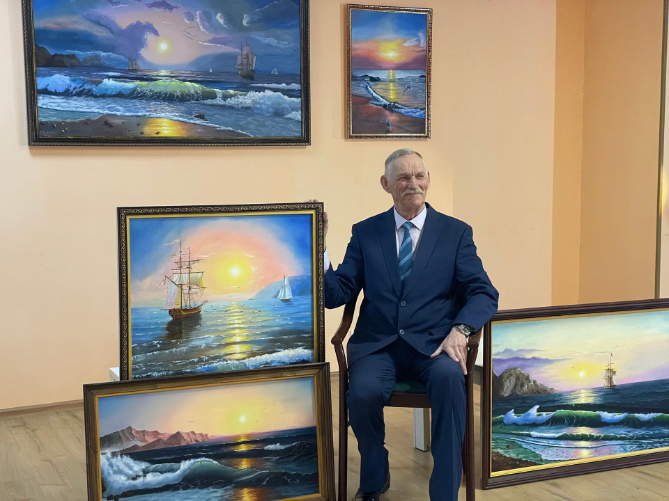 Выставка моряка-художника открылась в Чеховском клубе «Активное долголетие»
