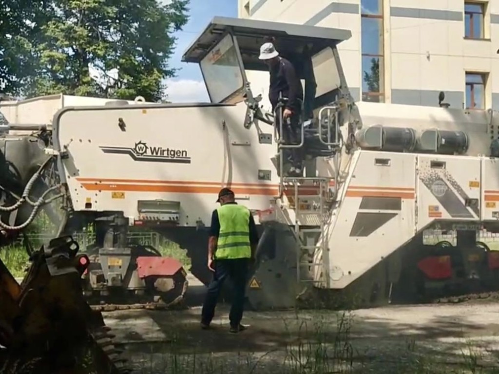 В Электростали продолжили ремонт дорог на улице Радио