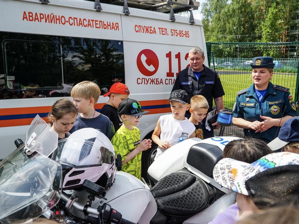 В Химках детей обучили пожарные, сотрудники ГИБДД и ГИМС
