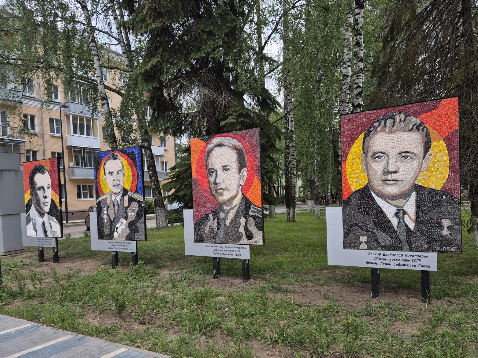 На площадь в Дубне вернулись мозаичные панно космонавтов